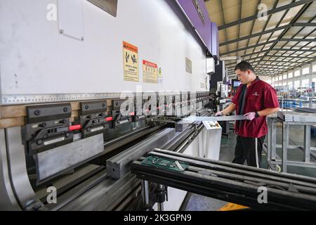 QINGZHOU, CINA - 27 SETTEMBRE 2022 - i lavoratori lavorano all'assemblaggio all'interno di un workshop di un'impresa di produzione elettrica nello sviluppo economico di Qingzhou Foto Stock