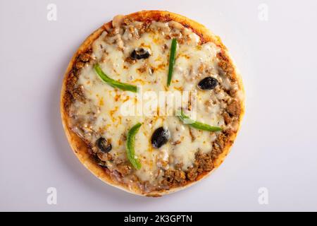 Dolci salati al formaggio appena sfornati in ambiente rustico. Foto Stock