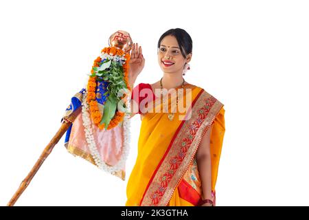 Donna maharashtria in abito tradizionale per celebrare il festival di Gudi Padwa Foto Stock