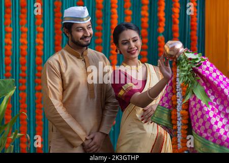 Coppia maharashtria in abito tradizionale per celebrare il festival di Gudi Padwa Foto Stock