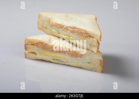 Dolci salati al formaggio appena sfornati in ambiente rustico. Foto Stock