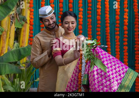 Coppia maharashtria in abito tradizionale per celebrare il festival di Gudi Padwa Foto Stock