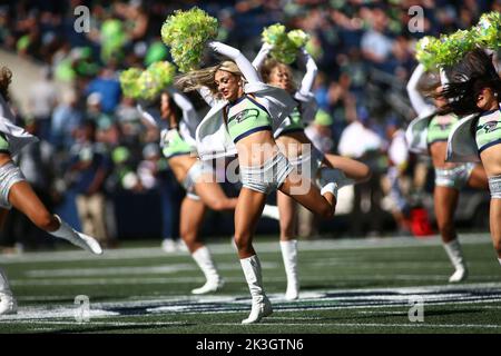 Seattle, Washington, Stati Uniti. 25th Set, 2022. I membri dei Seahawks cheerleaders prima di una partita tra gli Atlanta Falcons e i Seattle Seahawks al Lumen Field di Seattle, Washington. I Falconi vincono 27-23. Sean Brown/CSM/Alamy Live News Foto Stock