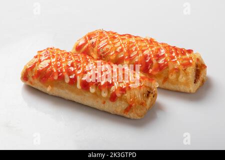 Dolci salati al formaggio appena sfornati in ambiente rustico. Foto Stock