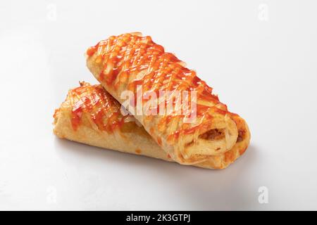 Dolci salati al formaggio appena sfornati in ambiente rustico. Foto Stock