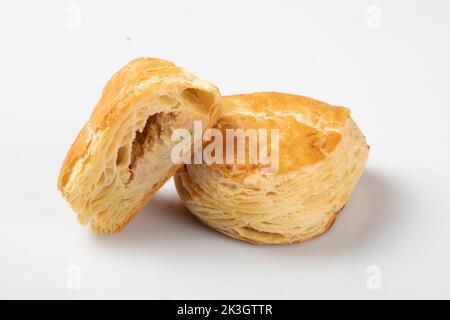 Dolci salati al formaggio appena sfornati in ambiente rustico. Foto Stock