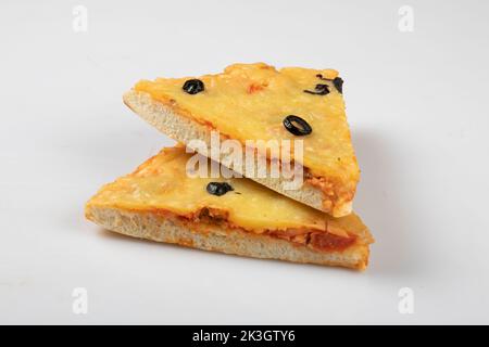 Dolci salati al formaggio appena sfornati in ambiente rustico. Foto Stock