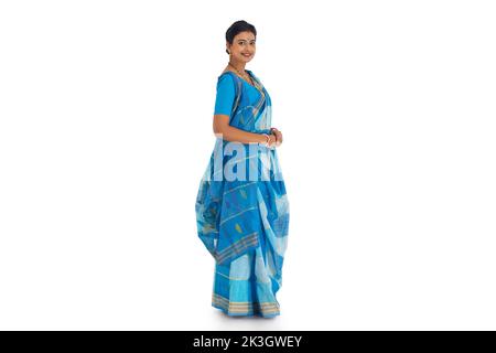Ritratto di casalinga bengalese su sfondo bianco Foto Stock