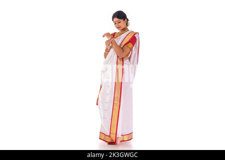 Ritratto della donna bengalese in abiti tradizionali su sfondo bianco Foto Stock