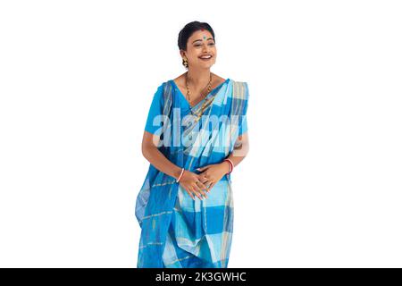 Ritratto di casalinga bengalese gestante su sfondo bianco Foto Stock