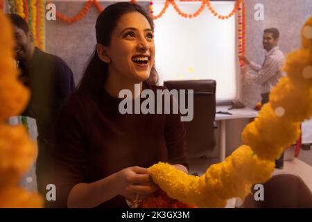 Dipendenti decorazione ufficio in occasione di Diwali Foto Stock