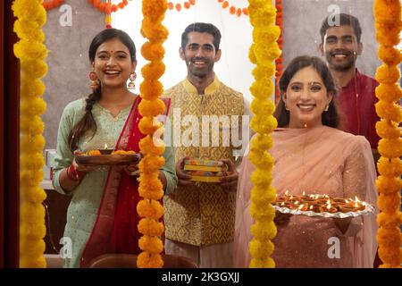 Colleghi d'ufficio che festeggiano Diwali insieme in ufficio Foto Stock