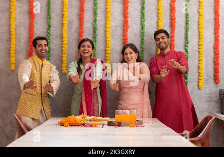 Colleghi che festeggiano Diwali insieme in carica Foto Stock