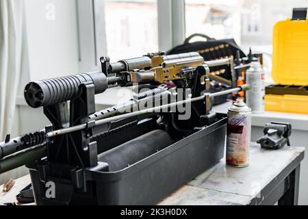 Fucile automatico in piedi sul tavolo del laboratorio di armi. Foto Stock