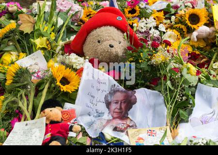 Londra UK Settembre 2022 tributi floreali per la Regina Elisabetta ll a Green Park Foto Stock