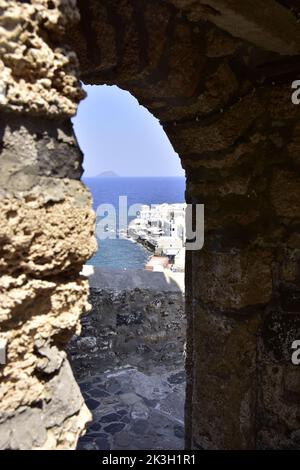 Case bianche con persiane blu, balconi, il tradizionale villaggio greco di Mandraki sull'isola di Nisyros Foto Stock