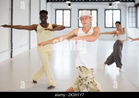 Formazione di ballerini in uno studio di danza Foto Stock