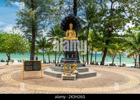 Statua del Buddha d'oro sulla spiaggia di Patong, Phuket, Thailandia Foto Stock
