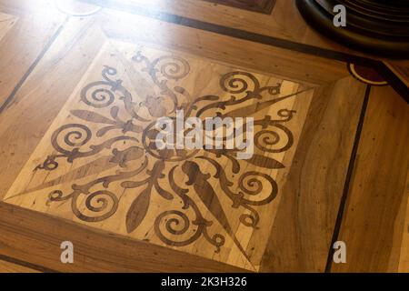 Parquet in legno d'epoca con motivi floreali a intarsio. Texture foto di sfondo Foto Stock