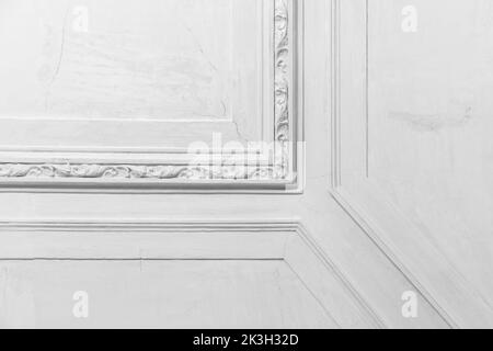 Parete bianca con decorazione classica, frammento interno astratto con un angolo di stucco Foto Stock