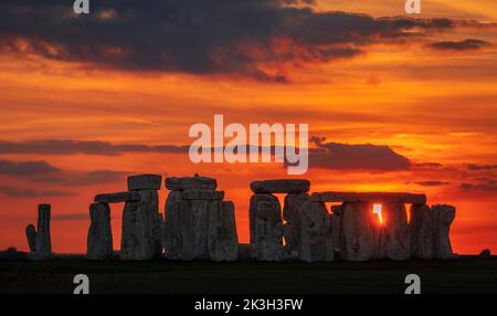 Tramonto Equinox autunno a Stonehenge Salisbury Plain Wiltshire sud-ovest Inghilterra UK Foto Stock
