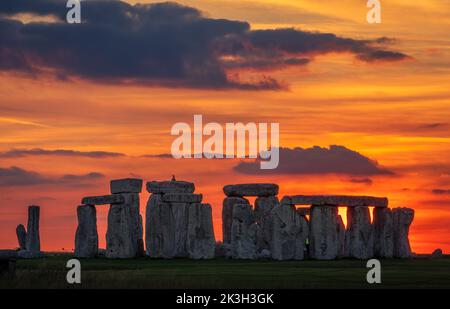 Tramonto Equinox autunno a Stonehenge Salisbury Plain Wiltshire sud-ovest Inghilterra UK Foto Stock