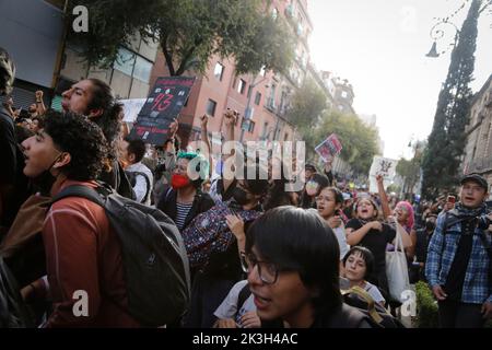 Messico, Messico. 26th Set, 2022. I manifestanti urlano slogan durante una manifestazione per commemorare il 8th° anniversario della scomparsa dei 43 studenti di Ayotzinapa. La notte del 26 settembre 2014, 43 studenti della Scuola normale Rurale Raœl Isidro Burgos, situata a Iguala, Guerrero, Sono state vittime di sparizione forzata da parte di membri della pubblica sicurezza dallo stato di Guerrero e federale di sicurezza militare. Gli studenti avevano presumibilmente cercato di dirottare camion per utilizzare per le loro proteste. Credit: SOPA Images Limited/Alamy Live News Foto Stock