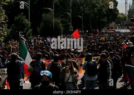 Messico, Messico. 26th Set, 2022. I manifestanti marciano per strada durante una manifestazione per commemorare il 8th° anniversario della scomparsa dei 43 studenti di Ayotzinapa. La notte del 26 settembre 2014, 43 studenti della Scuola normale Rurale Raœl Isidro Burgos, situata a Iguala, Guerrero, Sono state vittime di sparizione forzata da parte di membri della pubblica sicurezza dallo stato di Guerrero e federale di sicurezza militare. Gli studenti avevano presumibilmente cercato di dirottare camion per utilizzare per le loro proteste. Credit: SOPA Images Limited/Alamy Live News Foto Stock