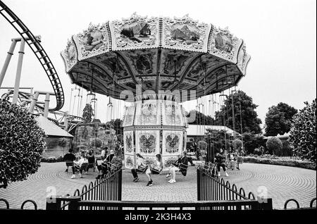 Il cielo Swinger fairground ride Paultons Park, Southampton, Inghilterra, Regno Unito. Foto Stock