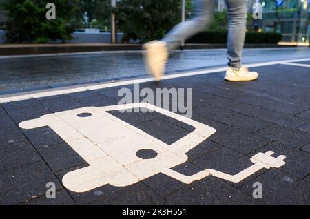 Hannover, Germania. 27th Set, 2022. Un simbolo indica un parcheggio presso una stazione di ricarica per le auto elettriche nel centro della città. Il numero di auto completamente elettriche e ibridi plug-in in Germania è in costante crescita. Secondo la Federal Motor Transport Authority (KBA), ci erano 1,44 milioni di loro a luglio 1, una buona metà di loro tutto-elettrico. Credit: Julian Stratenschulte/dpa/Alamy Live News Foto Stock