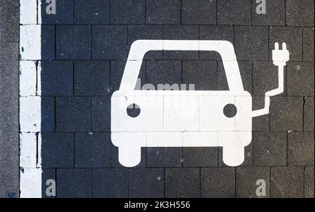 Hannover, Germania. 27th Set, 2022. Un simbolo indica un parcheggio presso una stazione di ricarica per le auto elettriche nel centro della città. Il numero di auto completamente elettriche e ibridi plug-in in Germania è in costante crescita. Secondo la Federal Motor Transport Authority (KBA), ci erano 1,44 milioni di loro a luglio 1, una buona metà di loro tutto-elettrico. Credit: Julian Stratenschulte/dpa/Alamy Live News Foto Stock