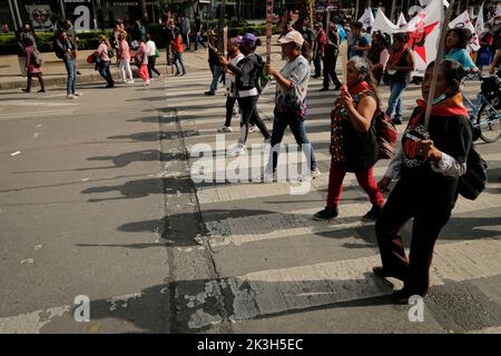 Messico, Messico. 26th Set, 2022. I manifestanti trasportano machete durante una dimostrazione per commemorare il 8th° anniversario della scomparsa dei 43 studenti di Ayotzinapa. La notte del 26 settembre 2014, 43 studenti della Scuola normale Rurale Raœl Isidro Burgos, situata a Iguala, Guerrero, Sono state vittime di sparizione forzata da parte di membri della pubblica sicurezza dallo stato di Guerrero e federale di sicurezza militare. Gli studenti avevano presumibilmente cercato di dirottare camion per utilizzare per le loro proteste. (Foto di Guillermo Diaz/SOPA Images/Sipa USA) Credit: Sipa USA/Alamy Live News Foto Stock