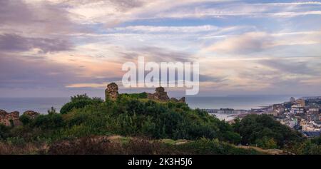 West Hill punto di vista del castello di Hastings il molo e la costa nel Sussex orientale sud-est dell'Inghilterra Foto Stock