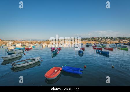 Porto sul mare e piccolo villaggio al crepuscolo in Francia Foto Stock