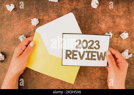 Didascalia concettuale 2023 Revisione. Vetrina aziendale che vede eventi o azioni importanti che hanno fatto l'anno precedente Foto Stock