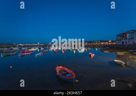 Porto sul mare e piccolo villaggio al crepuscolo in Francia Foto Stock