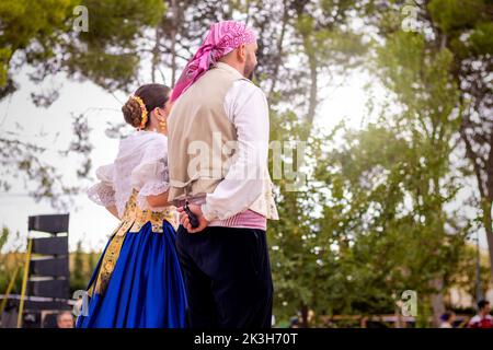 Coppia spagnola che indossa costumi tradizionali in una danza folcloristica Foto Stock