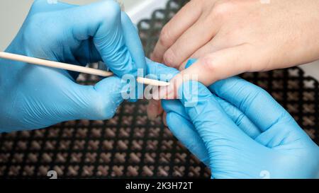 Master manicure fare manicure per il cliente femminile. Manicure professionale presso il salone di bellezza della spa. Relax, cura per le unghie, trattamenti termali. Manicure s Foto Stock