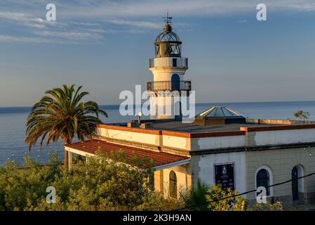 Alba dal faro di Calella (Maresme, Barcellona, Catalogna, Spagna) ESP: Amanecer desde el faro de Calella (Maresme, Barcellona, Cataluña) Foto Stock