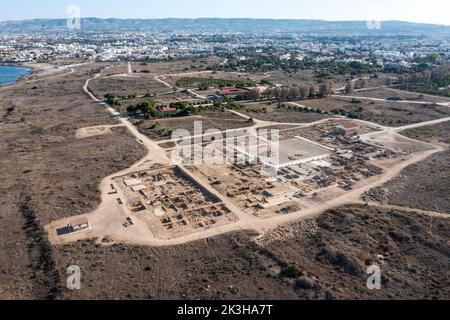 Veduta aerea del parco archeologico di Paphos e del faro, Paphos, Cipro. Foto Stock