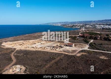 Veduta aerea del parco archeologico di Paphos e del faro, Paphos, Cipro. Foto Stock