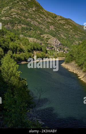 Bacino idrico di Tavascan e valle di Cardós. Sullo sfondo si può vedere la città di Tavascan (Pallars Sobirà, Lleida, Catalogna, Spagna, Pirenei) Foto Stock