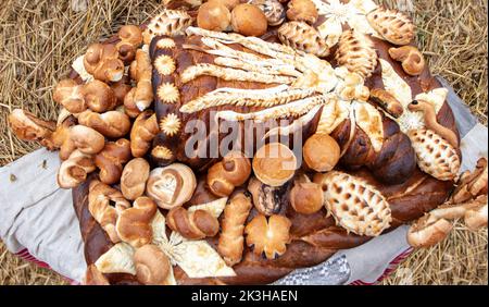 Torte da forno e pani sono splendidamente decorate in una fiera rurale. Foto Stock