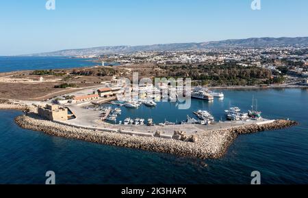 Vista aerea del porto e del forte di Paphos, Paphos, Cipro. Foto Stock