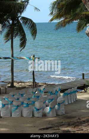 DANGRIGA TOWN, BLEIZE - 27 AGOSTO 2016 Pelican Beach Resort preparativi per un matrimonio con il mare blu dei Caraibi sullo sfondo Foto Stock