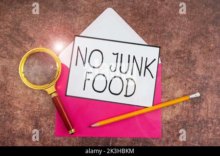 Testo che mostra ispirazione No Junk Food, Word for Stop mangiare cose malsane andare su una dieta dare hamburger patatine fritte Foto Stock