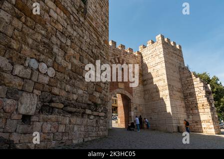 Bursa ,Turchia Settembre 17 2022 :Mura storiche della città di bursa , porta storica con concetto di difesa Foto Stock