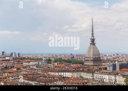 TORINO, ITALIA - 16 MAGGIO 2018: Vista aerea della città con guglia della Mole Antonelliana. Foto Stock