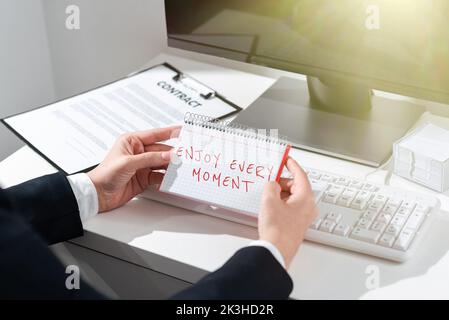 Didascalie concettuali cose da considerare. Parola scritta su essere soddisfatto con la vostra vita hanno tempo prezioso di divertimento Foto Stock
