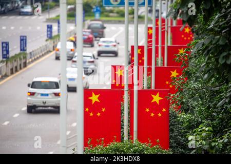 CHONGQING, CINA - 26 SETTEMBRE 2022 - le bandiere nazionali volano su una strada per celebrare la festa di giorno nazionale a Chongqing, Cina, il 26 settembre 2022. Foto Stock